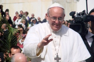 papież franciszek przejeżdża pomiędzy wiernymi na placu świętego piotra